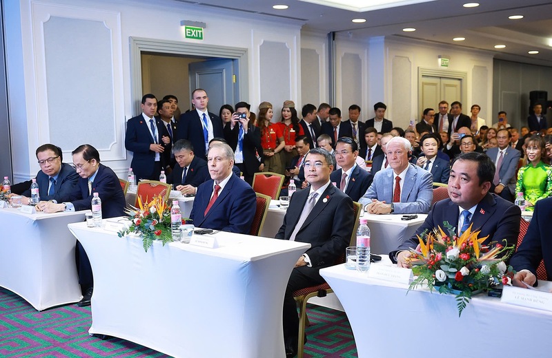 Thủ tướng Lê Minh Hưng dự chương trình kết nối thương mại và đầu tư Việt Nam-Liên bang Nga, chứng kiến trao các văn kiện hợp tác giữa doanh nghiệp hai nước - Ảnh: VGP/Nhật Bắc