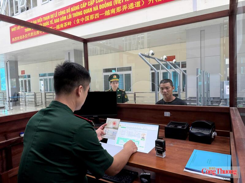 Cán bộ chiến sĩ Trạm Kiểm soát Biên phòng Cửa khẩu Quốc tế Trà Lĩnh (Bộ đội Biên phòng tỉnh Cao Bằng) ứng dụng công nghệ số tại cửa khẩu rút ngắn thời gian làm thủ tục, tạo thuận lợi cho người dân doanh nghiệp.