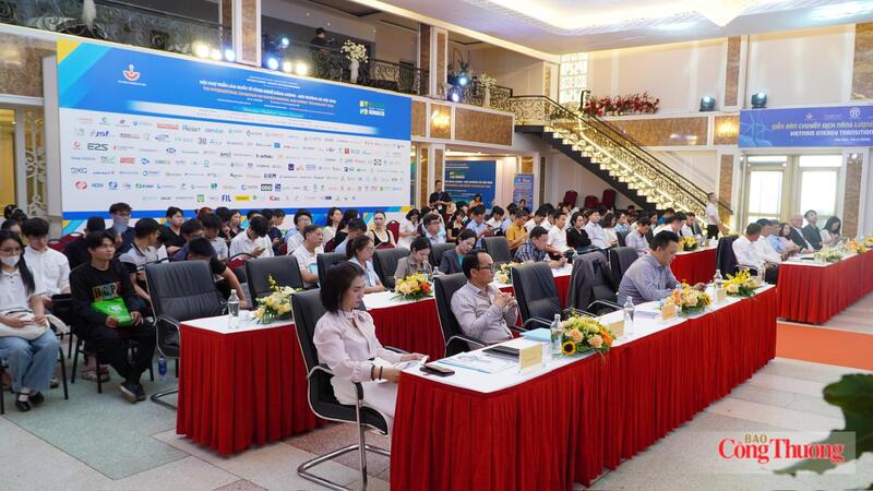 Các khách mời, chuyên gia tham gia diễn đàn. Ảnh: Ngọc Anh