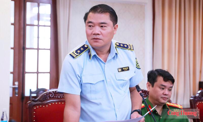 Ông Trần Việt Hùng - Trưởng phòng Phòng Nghiệp vụ quản lý thị trường - Cục Quản lý và Phát triển thị trường trong nước (Bộ Công Thương) phát biểu tại diễn đàn. Ảnh: Việt Hằng