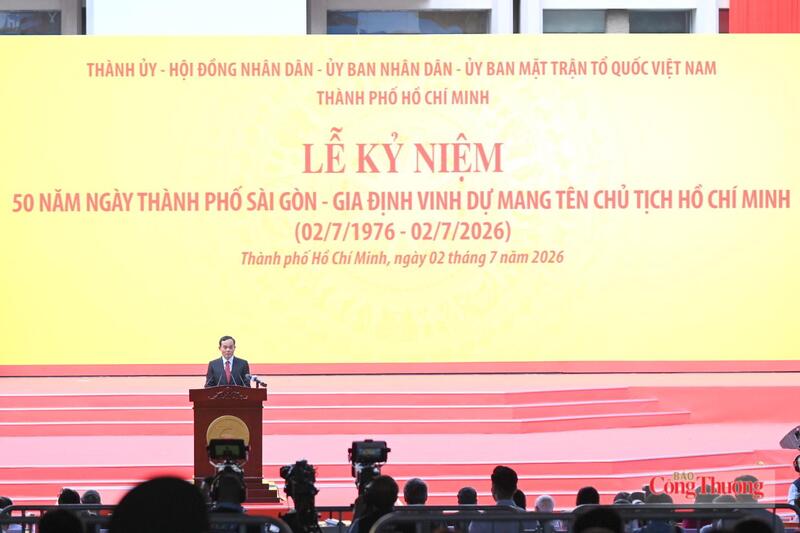 Bí thư Thành ủy TP. Hồ Chí Minh Trần Lưu Quang đọc diễn văn Lễ kỷ niệm 50 năm Ngày Thành phố Sài Gòn - Gia Định vinh dự mang tên Chủ tịch Hồ Chí Minh. Ảnh: Thanh Minh.