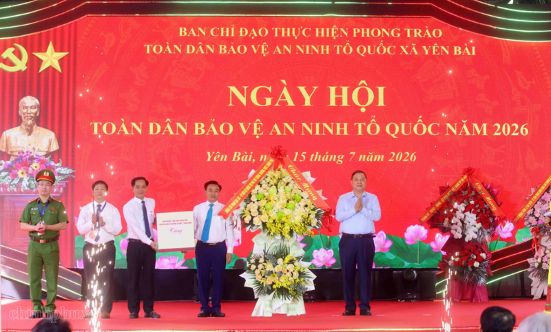 Phó Thủ tướng Thường trực Phạm Gia Túc tặng hoa chúc mừng Đảng bộ, chính quyền, nhân dân xã Yên Bài tại Ngày hội. Ảnh: VGP/Phương Nguyên