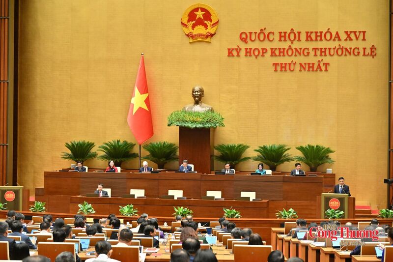Bộ trưởng Bộ Công Thương Lê Mạnh Hùng trình bày tờ trình về dự án Luật Dầu khí (sửa đổi).
