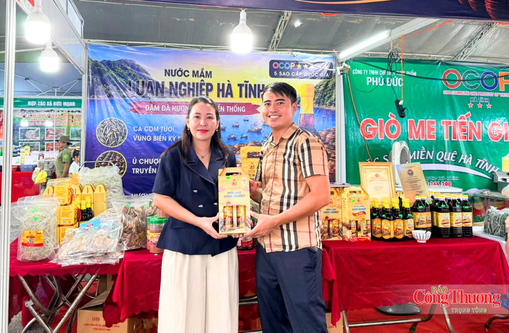 Anh Đặng Đình Minh, đại diện Hợp tác xã Chiến Thắng cho biết, mục tiêu của đơn vị khi đến với hội chợ năm nay là đem đến các sản phẩm có chất lượng tốt nhất. Điểm nhấn nổi bật của hợp tác xã là sản phẩm nước mắm truyền thống, được sản xuất từ nguồn nguyên liệu cá cơm thu mua trực tiếp ở vùng biển Hà Tĩnh.