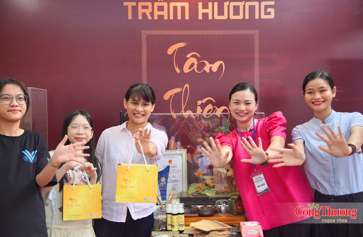 Chị Nguyễn Thị Huyền, Giám đốc công ty chia sẻ, tất cả nguyên liệu để chế tác nên những sản phẩm tinh xảo này đều là bột cây dó trầm được khai thác trực tiếp từ vùng nguyên liệu dó trầm nổi tiếng của khu vực núi rừng Hương Khê. Sự kết hợp giữa thương mại và trải nghiệm thực tế đã mang lại hiệu ứng lan tỏa thương hiệu vô cùng tích cực.