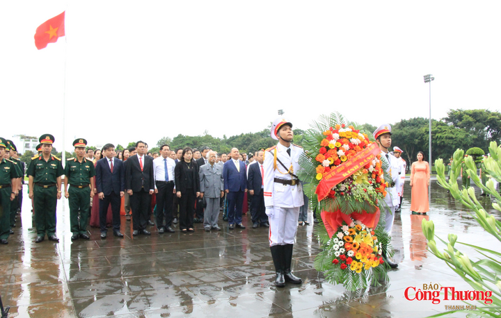 Lễ dâng hoa, dâng hương trước Tượng đài Bác Hồ với các dân tộc Tây Nguyên tại Quảng trường Đại Đoàn Kết.