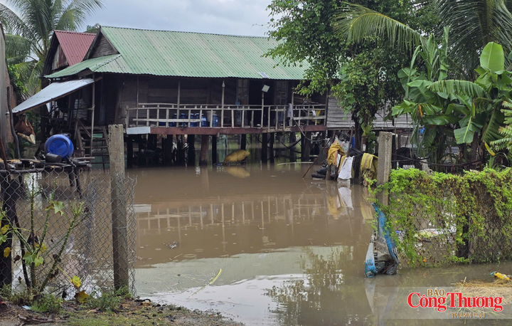 Nước từ các khu vực xung quanh tràn vào nhiều nhà dân, có nơi nước ngập khoảng 30-40 cm.