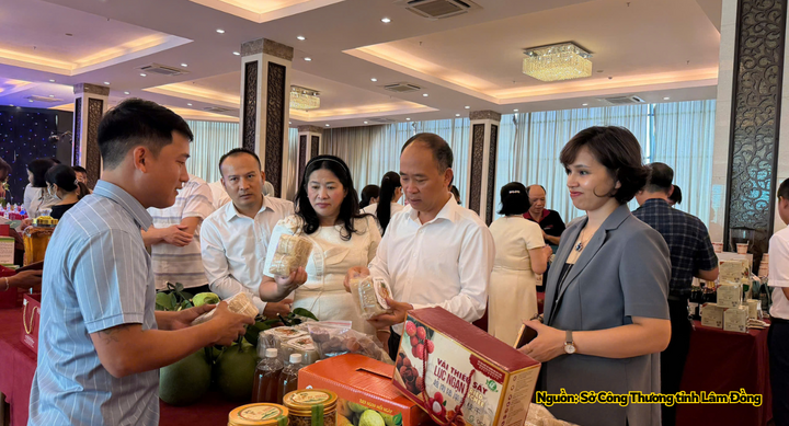 Bà Cao Thị Thanh, Phó Giám đốc Sở Công Thương Lâm Đồng giới thiệu sản phẩm đặc trưng đến các đại biểu tỉnh Bắc Ninh.