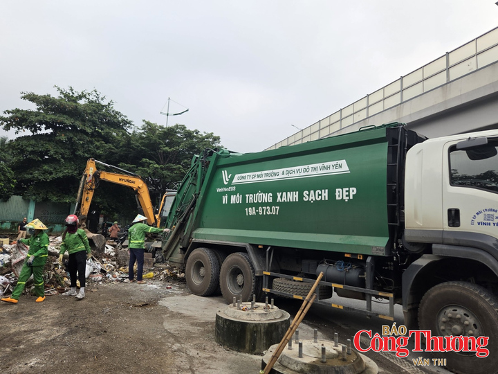 Xe chuyên dụng có mặt tại khu vực bãi rác tự phát cạnh tòa nhà 655 Phạm Văn Đồng để phục vụ công tác thu gom.