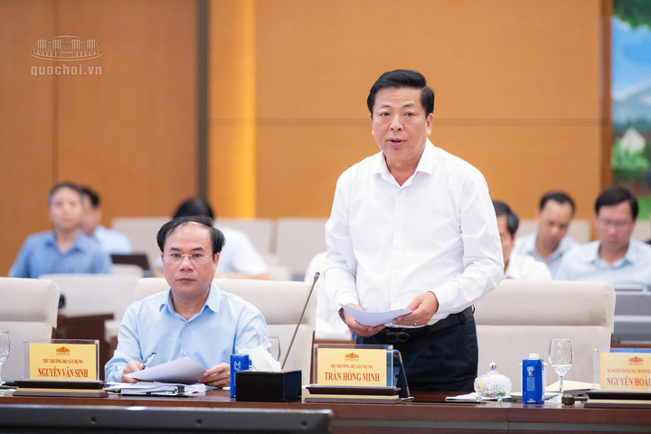 Bộ trưởng Bộ Xây dựng Trần Hồng Minh trình bày Tờ trình tóm tắt dự án Luật Nhà ở (sửa đổi).