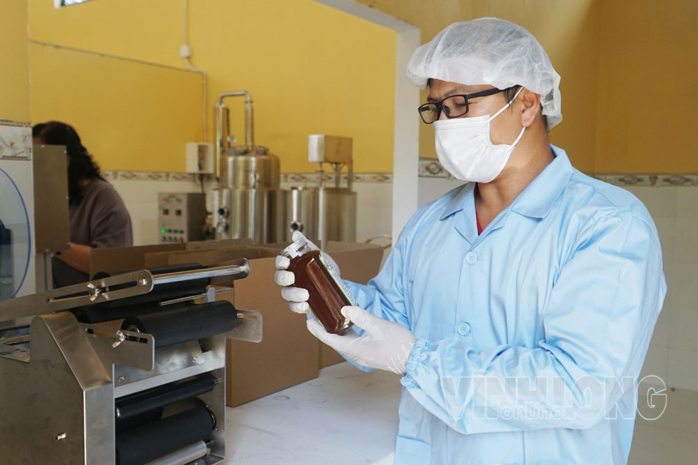 Ứng dụng thiết bị mới giúp Hợp tác xã Nông nghiệp xuất nhập khẩu An Bình (xã An Bình) nâng chất lượng và kéo dài thời gian bảo quản mật ong.