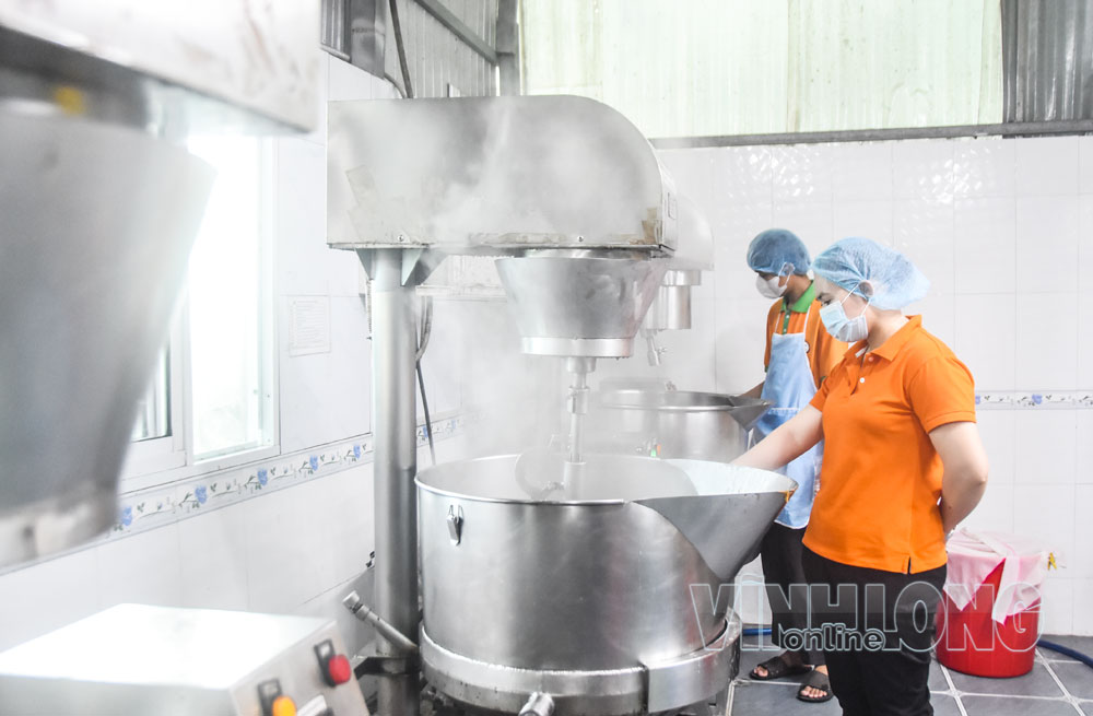 Người lao động vận hành hệ thống nấu kẹo dừa sáp tại Vicosap.