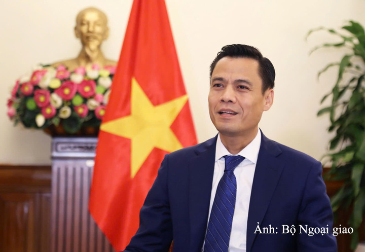 Thứ trưởng Bộ Ngoại giao Đặng Hoàng Giang chia sẻ thông tin tới báo chí.