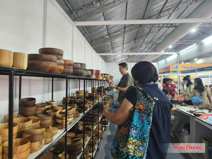 Theo định hướng khuyến công Hà Nội, thời gian tới, thành phố tiếp tục tăng cường kết nối giữa phát triển làng nghề với xúc tiến thương mại.