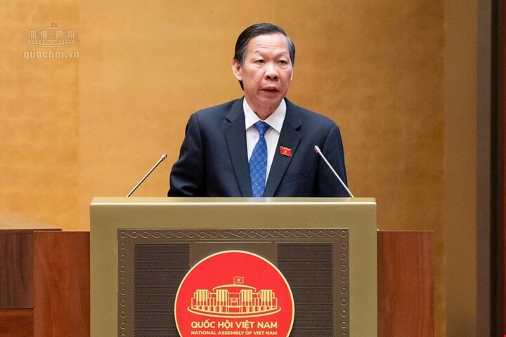 Chủ nhiệm Ủy ban Kinh tế và Tài chính Phan Văn Mãi trình bày báo cáo thẩm tra dự án Luật Đấu thầu (sửa đổi).