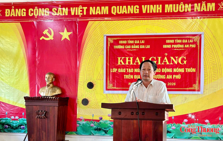 Ông Trần Minh Thông, Phó Trưởng phòng Văn hóa - Xã hội phường An Phú phát biểu tại lễ khai giảng.