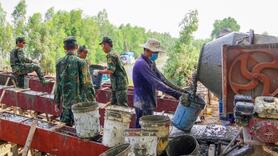 Bộ đội giúp nhân dân xây cầu