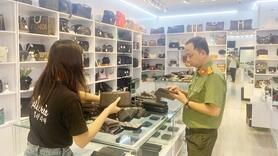 Tạm giữ lô hàng giả nhãn hiệu trị giá 5 tỷ đồng tại 2 shop sang ở Hà Nội