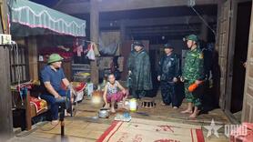 Xuyên đêm di dời dân tránh sạt lở tại xã Châu Khê