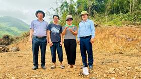 Niềm vui nhận mặt bằng xây nhà mới sau lũ