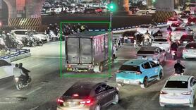 Qua camera AI, cảnh sát giao thông xử lý hàng loạt xe tải trong giờ cao điểm