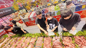 Giá heo hơi hạ nhiệt, thịt bán lẻ vẫn neo cao trước Tết