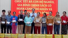 Phó chủ tịch Quốc hội Trần Quang Phương tặng quà gia đình chính sách, hộ nghèo tỉnh Quảng Ngãi