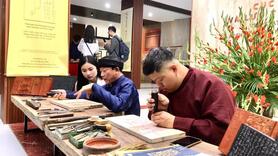 Trải nghiệm di sản tư liệu qua 'Thưởng lãm Châu phê - Lưu dấu Mộc bản'