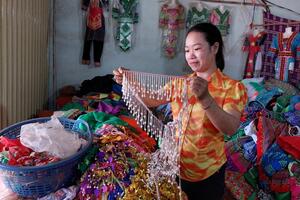 Người giữ sắc màu trang phục truyền thống
