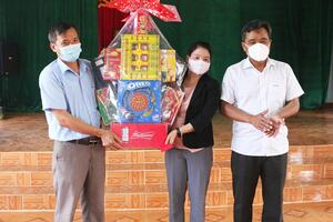 Bí thư Tỉnh ủy Hồ Văn Niên tặng quà Tết cho gia đình chính sách, hộ nghèo xã Kon Gang