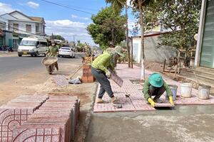 Chư Prông chỉnh trang đô thị đón Tết