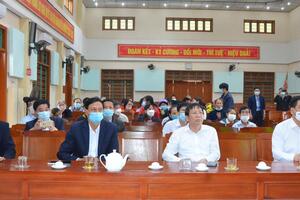 Đồng chí Nguyễn Hồng Diên, Ủy viên Trung ương Đảng, Bộ trưởng Bộ Công thương trao quà cho hộ nghèo, hộ cận nghèo tại Thái Phương và xã Hồng Minh