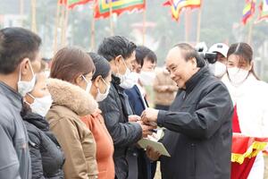 Chủ tịch nước Nguyễn Xuân Phúc xuống đồng cày ruộng trong lễ tịch điền