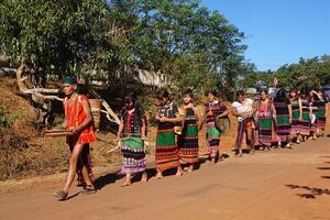Người Mạ làm du lịch trên cao nguyên - mũi tên trúng hai đích