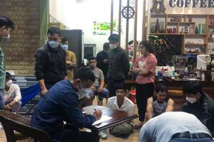Bảo Lộc: Bắt quả tang 8 người đánh bạc, thu giữ gần 60 triệu đồng