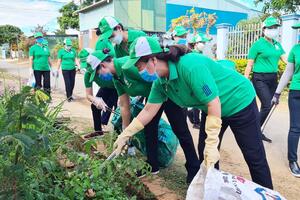 Pleiku ra quân thu gom rác thải tại khu vực công cộng