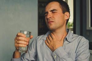 Chỉ đau họng: Đừng hoảng vì chưa chắc bạn đã mắc bệnh