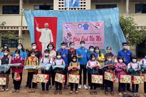 Đức Cơ: Tặng 300 suất quà cho học sinh khó khăn