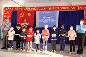 Gây quỹ giúp học sinh nghèo vượt khó