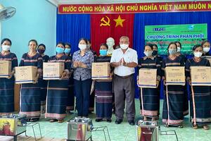 Tặng gần 800 bếp đun tiết kiệm năng lượng, bình lọc nước cho phụ nữ huyện Đak Đoa