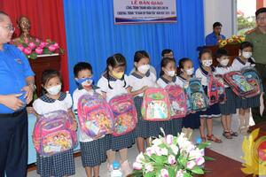 Tổ chức Chương trình ''Vì đàn em thân yêu'' cho học sinh xã Đinh Trang Hòa