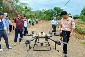 Trình diễn máy bay không người lái phục vụ sản xuất nông nghiệp