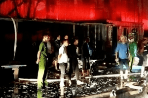 Hà Nội: Xưởng sản xuất đồ gỗ ở Khu Công nghiệp Bình Phú cháy lớn