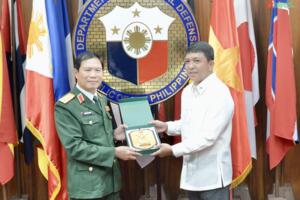 Thứ trưởng Bộ Quốc phòng Philippines tiếp xã giao Thượng tướng Nguyễn Tân Cương
