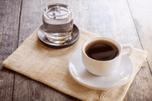 Vì sao nên uống nước trước khi uống trà hoặc cà phê vào buổi sáng?