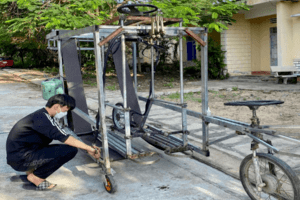 Học sinh sáng chế máy thu hoạch thuốc lá