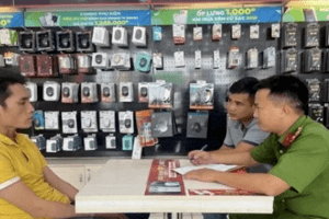 Chặn đường thoát của gã đàn ông "chui" vào FPT shop chôm tài sản 1 tỉ đồng
