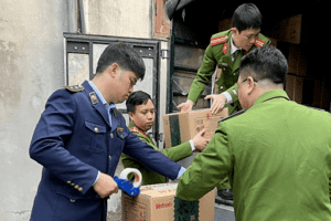Hà Nội: Phát hiện cơ sở sản xuất bánh gạo giả mạo xuất xứ, “đội lốt” hàng Nhật Bản