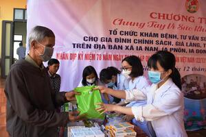 Khám bệnh, cấp thuốc miễn phí cho người dân khu vực biên giới huyện Đức Cơ