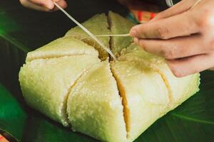 Bánh chưng bị mốc lá, mốc một góc có ăn được nữa không?